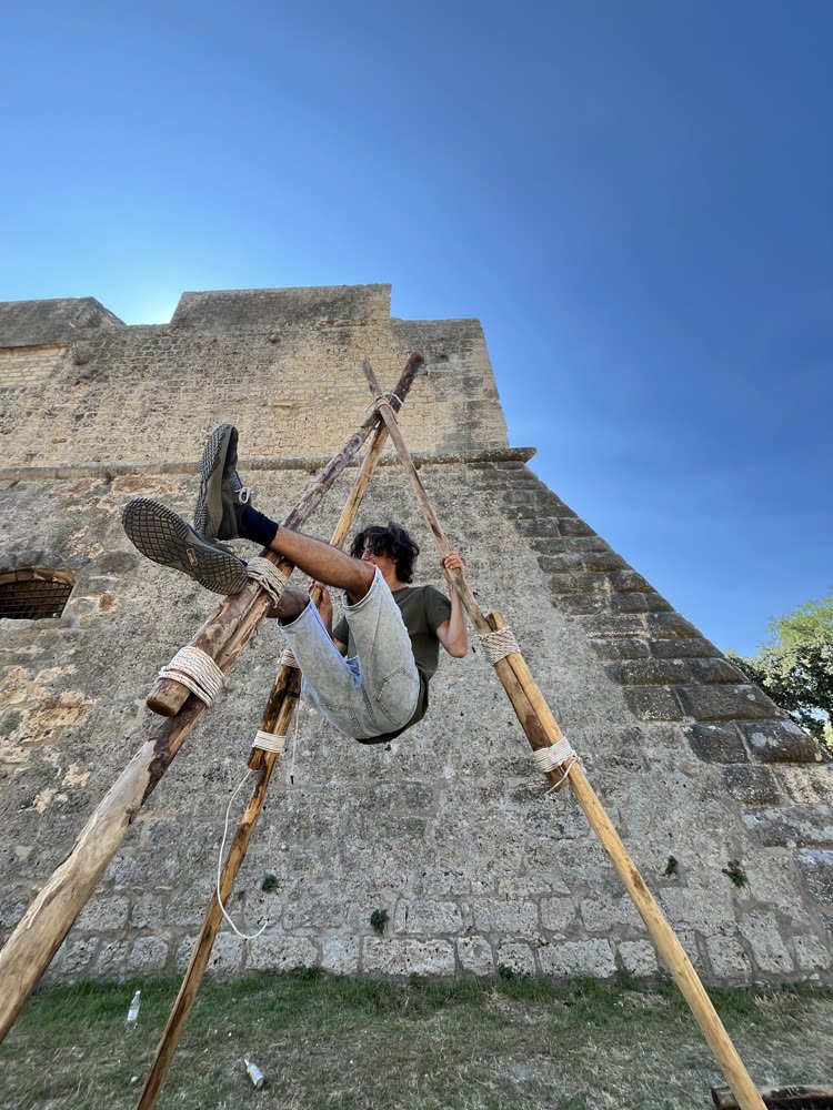 Raising a frame against the fortress wall