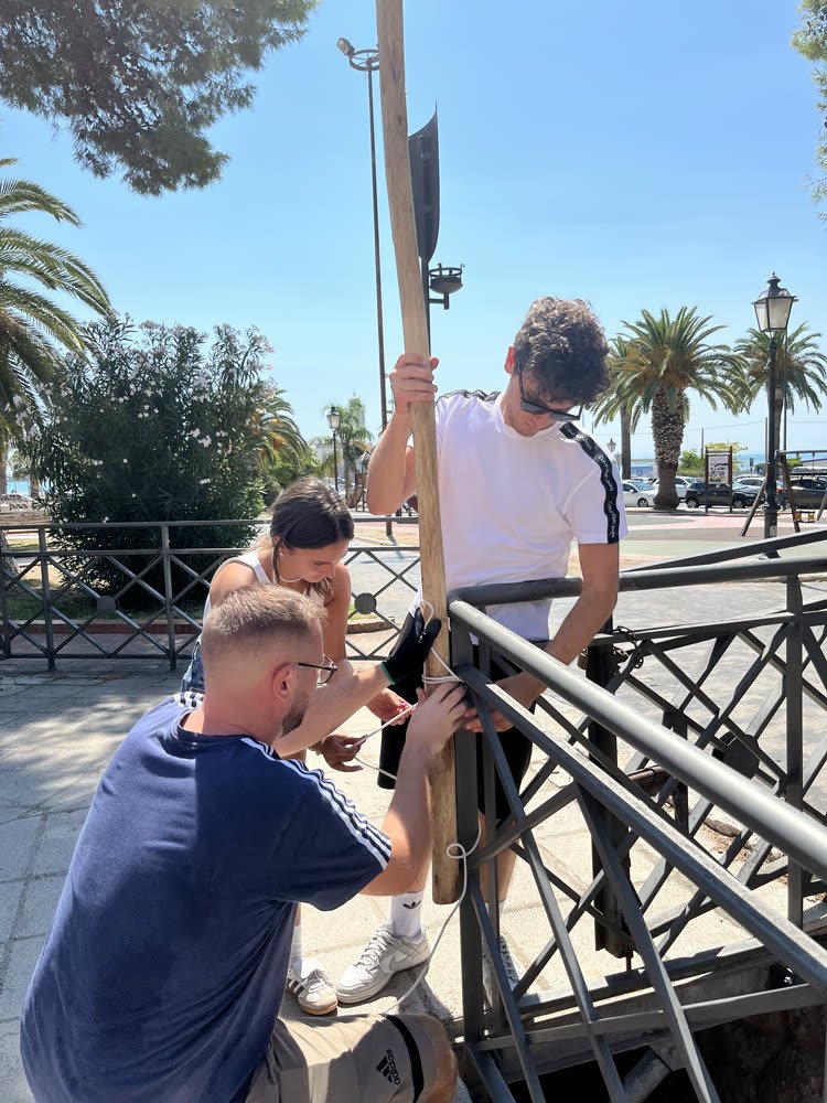 Walking a mast upright
