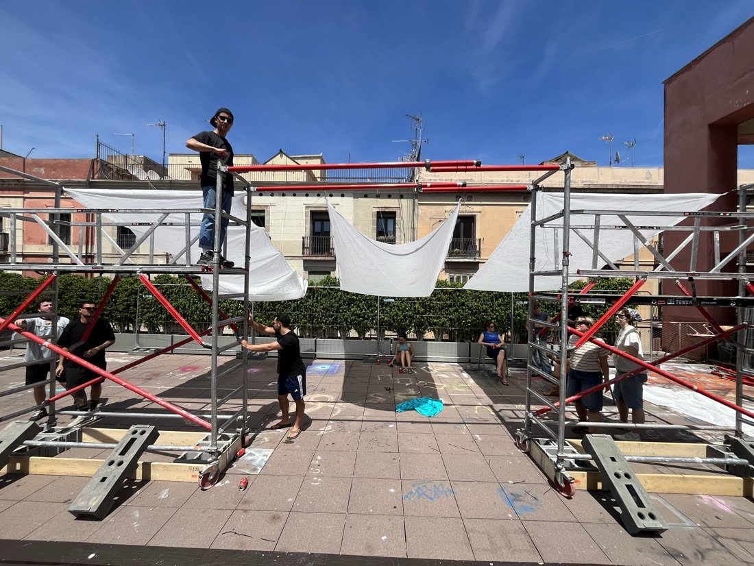 Raising the scaffolding towers in the courtyard