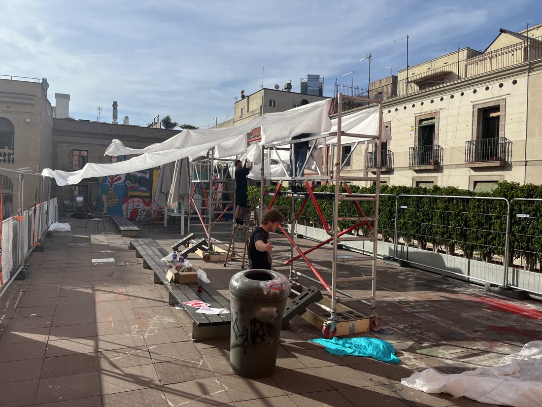 Raising the scaffolding towers in the courtyard