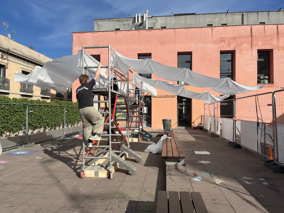 Raising the scaffolding towers in the courtyard