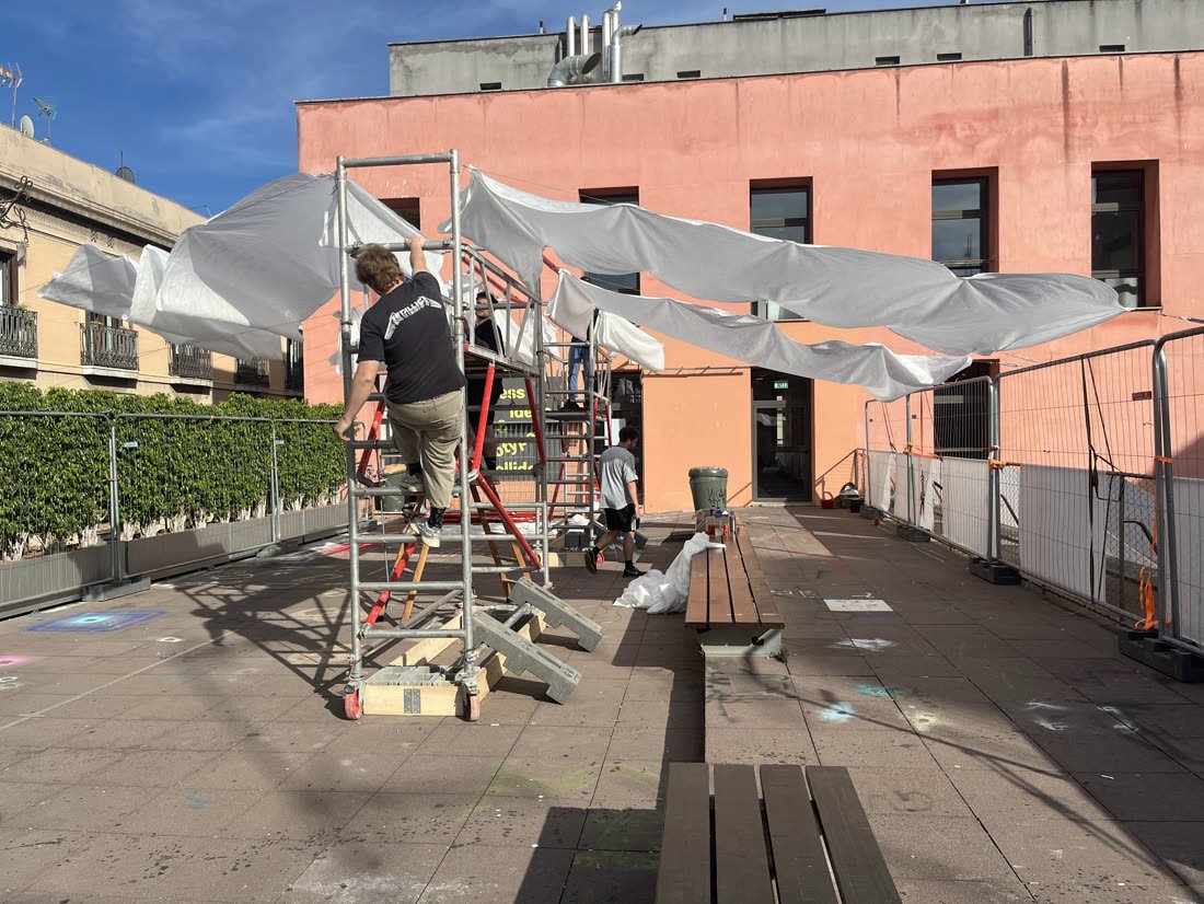 Raising the scaffolding towers in the courtyard