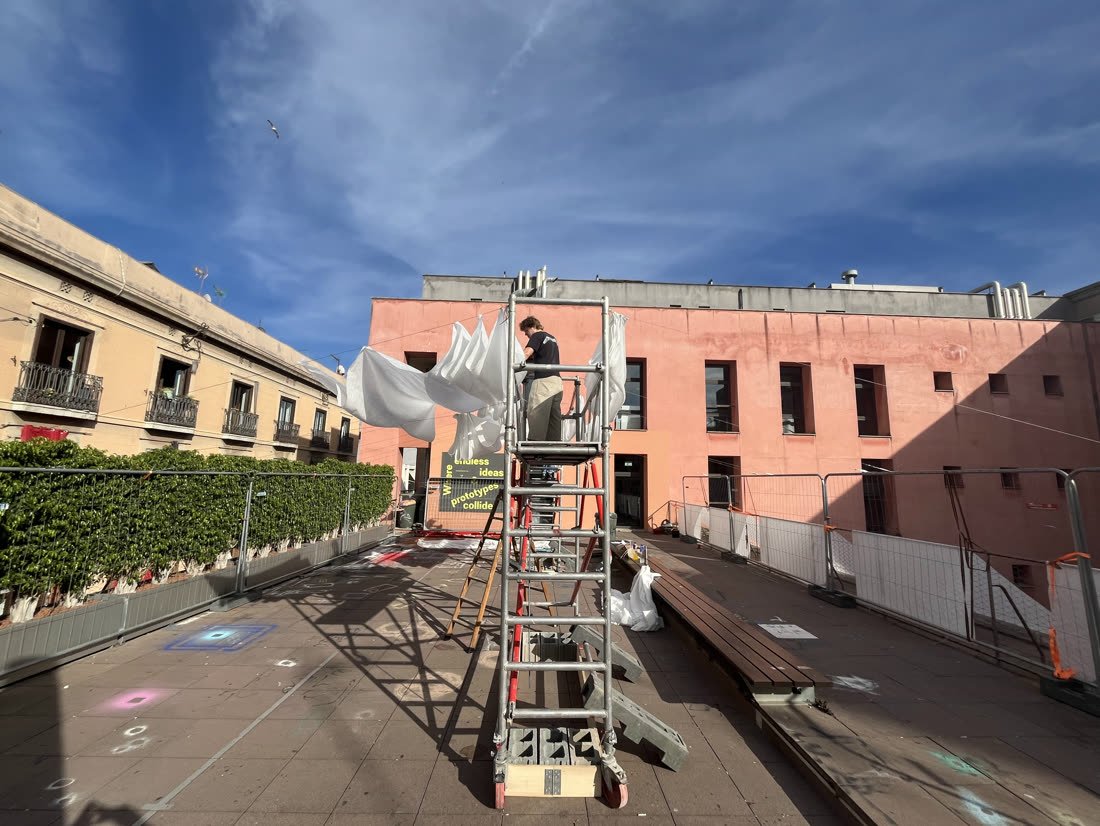 Raising the scaffolding towers in the courtyard