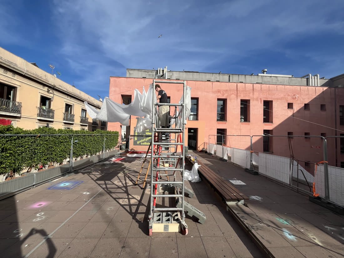 Raising the scaffolding towers in the courtyard
