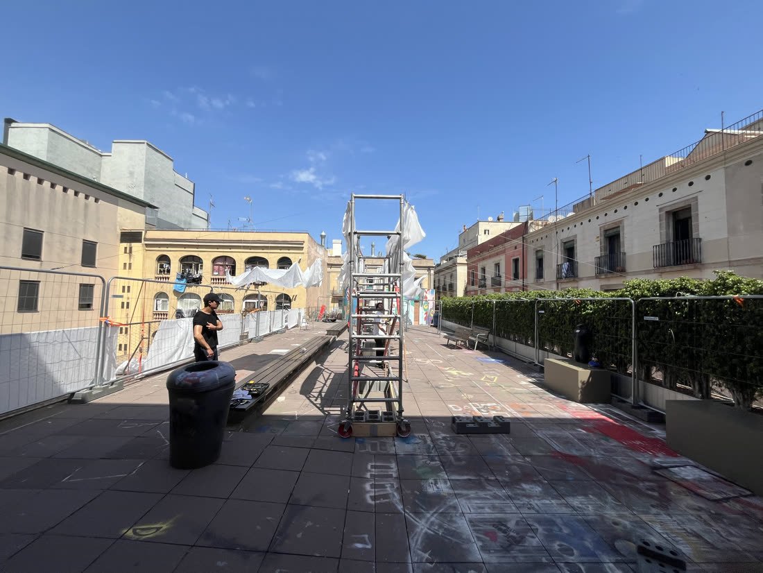 Raising the scaffolding towers in the courtyard