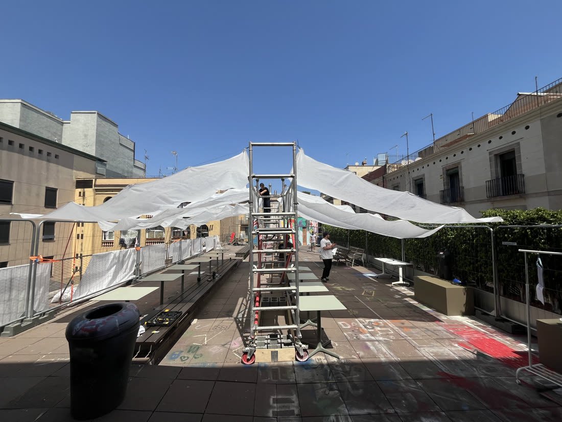Tensioning the reused textile between the towers