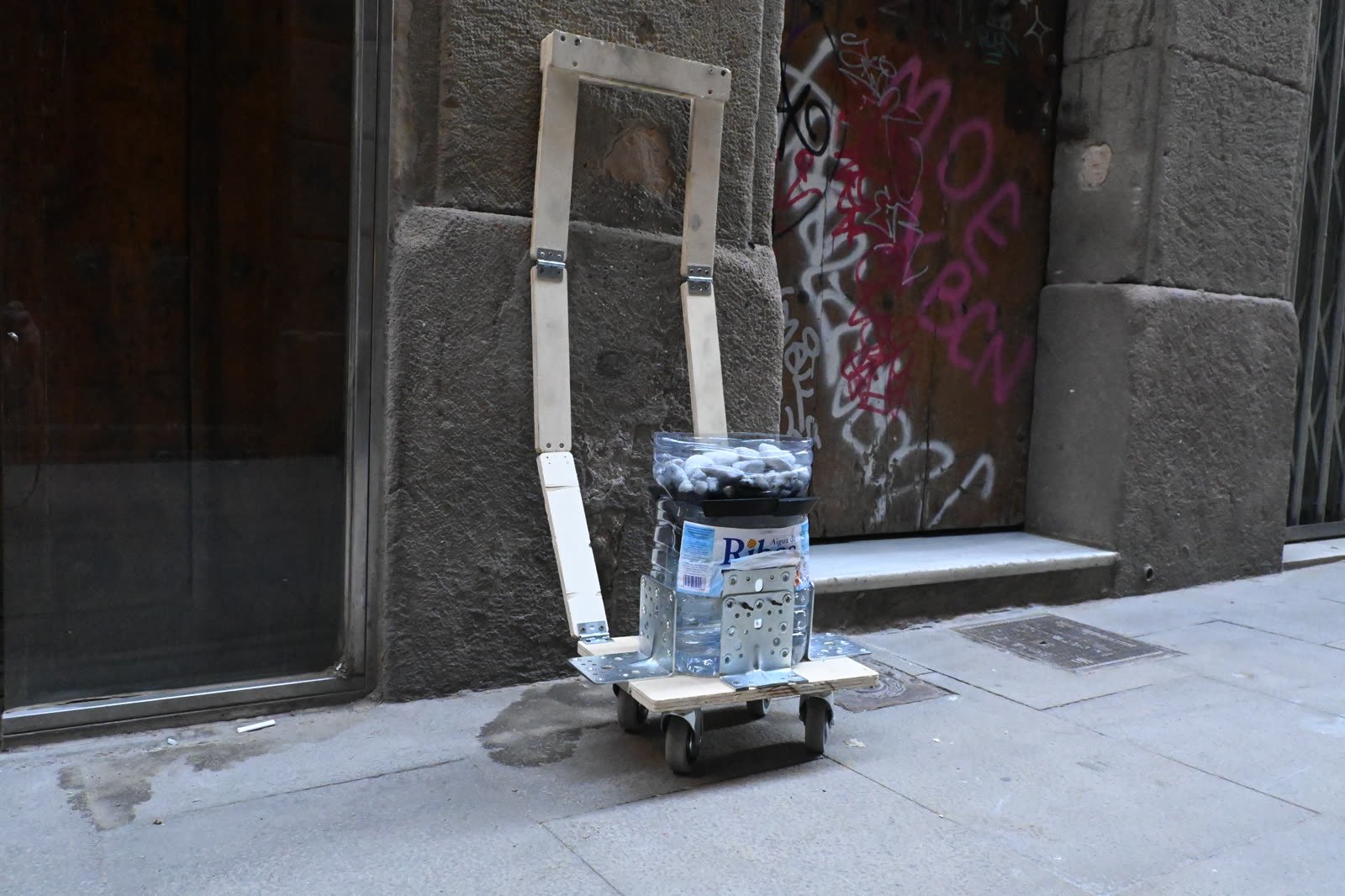 Filtering tap water on the walk across Barcelona