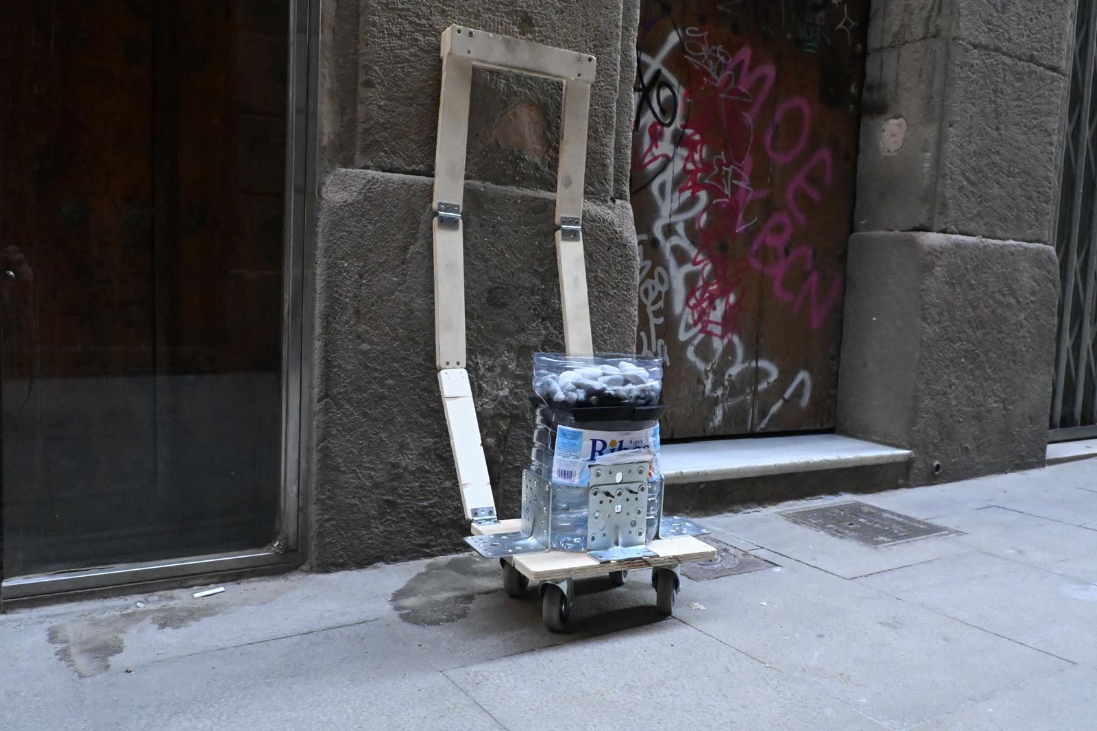 Filtering tap water on the walk across Barcelona