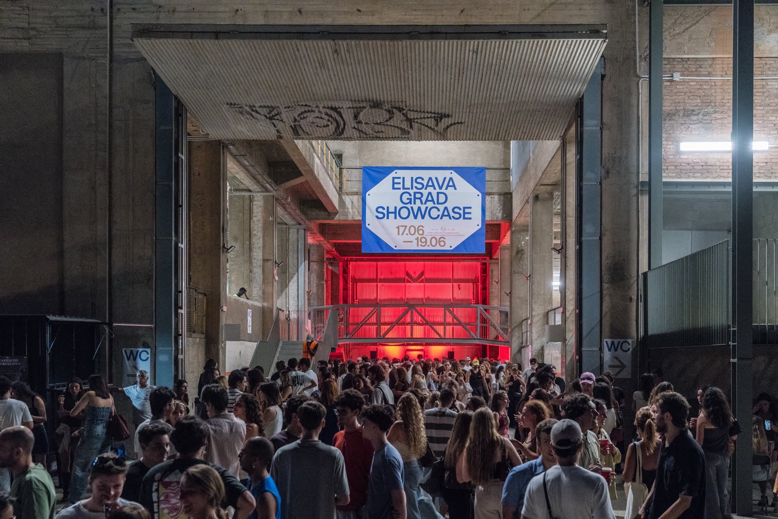 The three-metre flags at the Elisava grade show