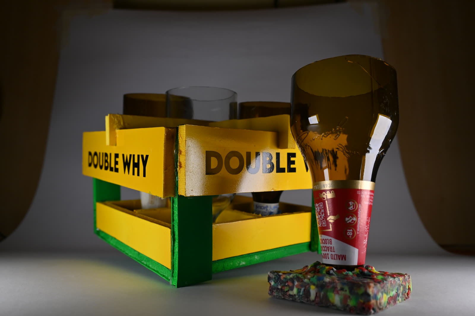 Objects moulded from glass and plastic waste