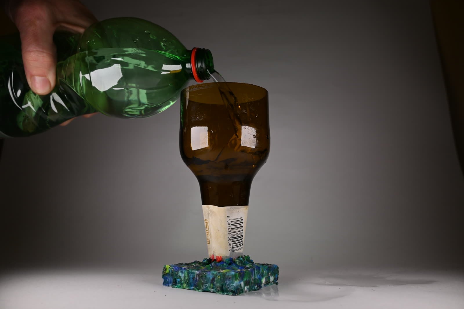 Objects moulded from glass and plastic waste