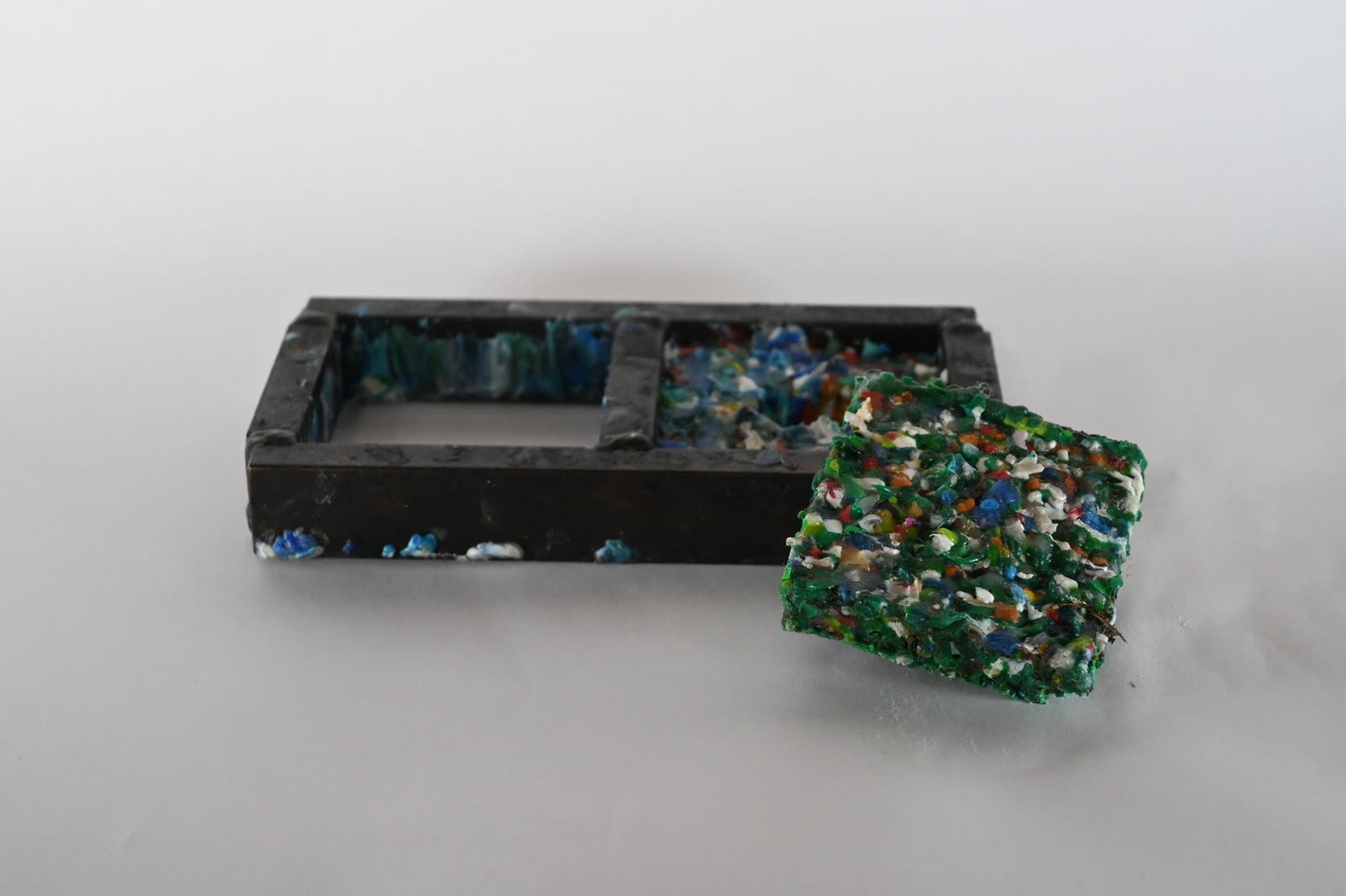 Objects moulded from glass and plastic waste