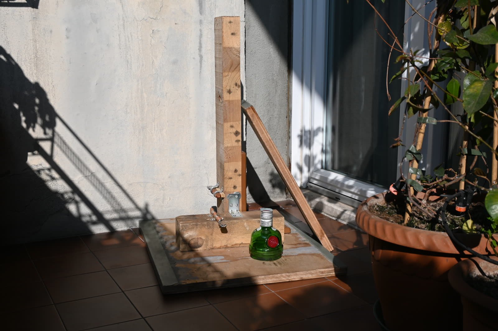 Objects moulded from glass and plastic waste