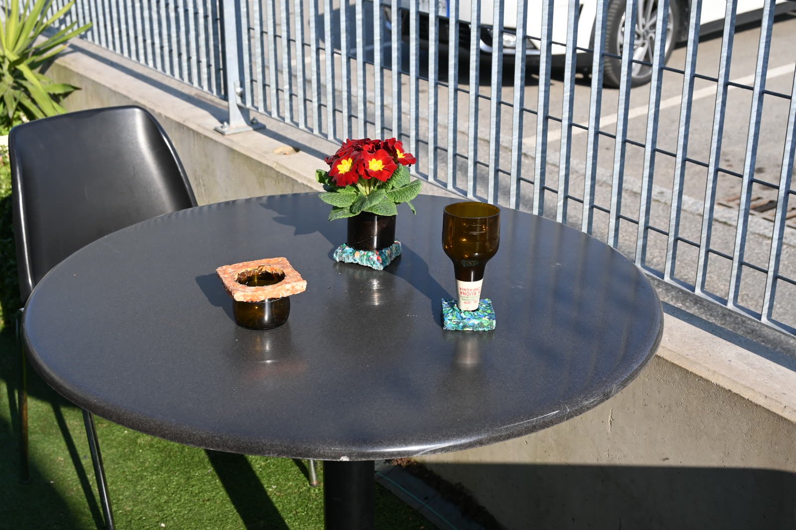 Objects moulded from glass and plastic waste