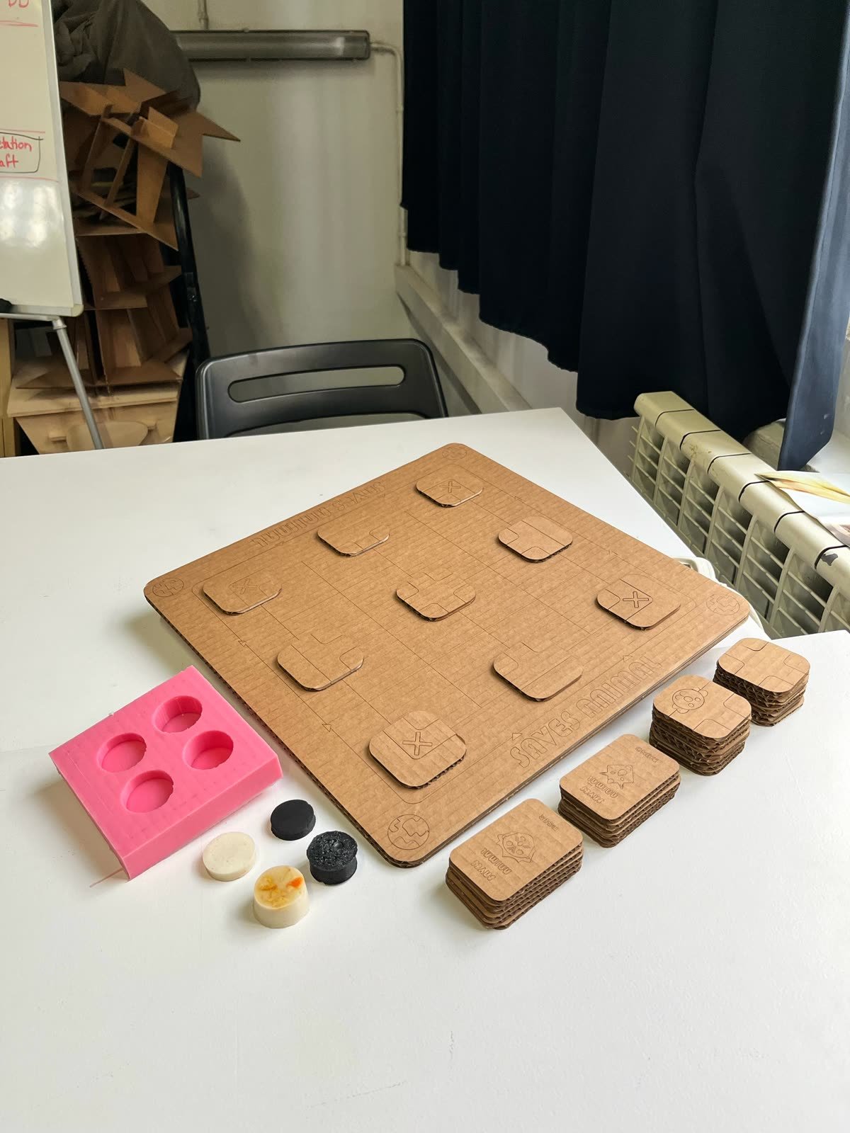 The SAVES ANIMAL board game and its pieces
