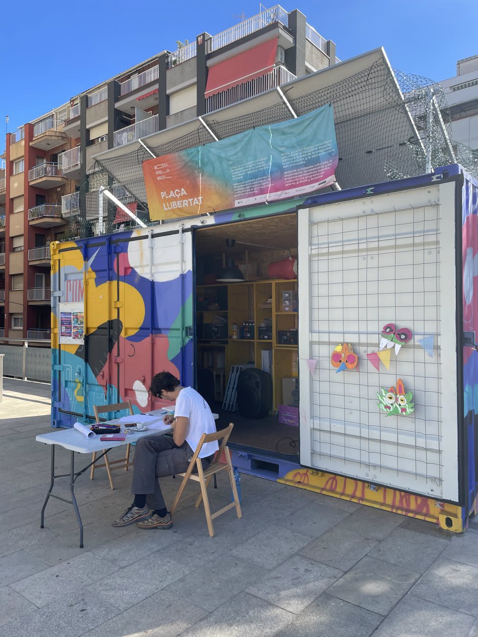 The Contorno Urbano container, working out in the plaza