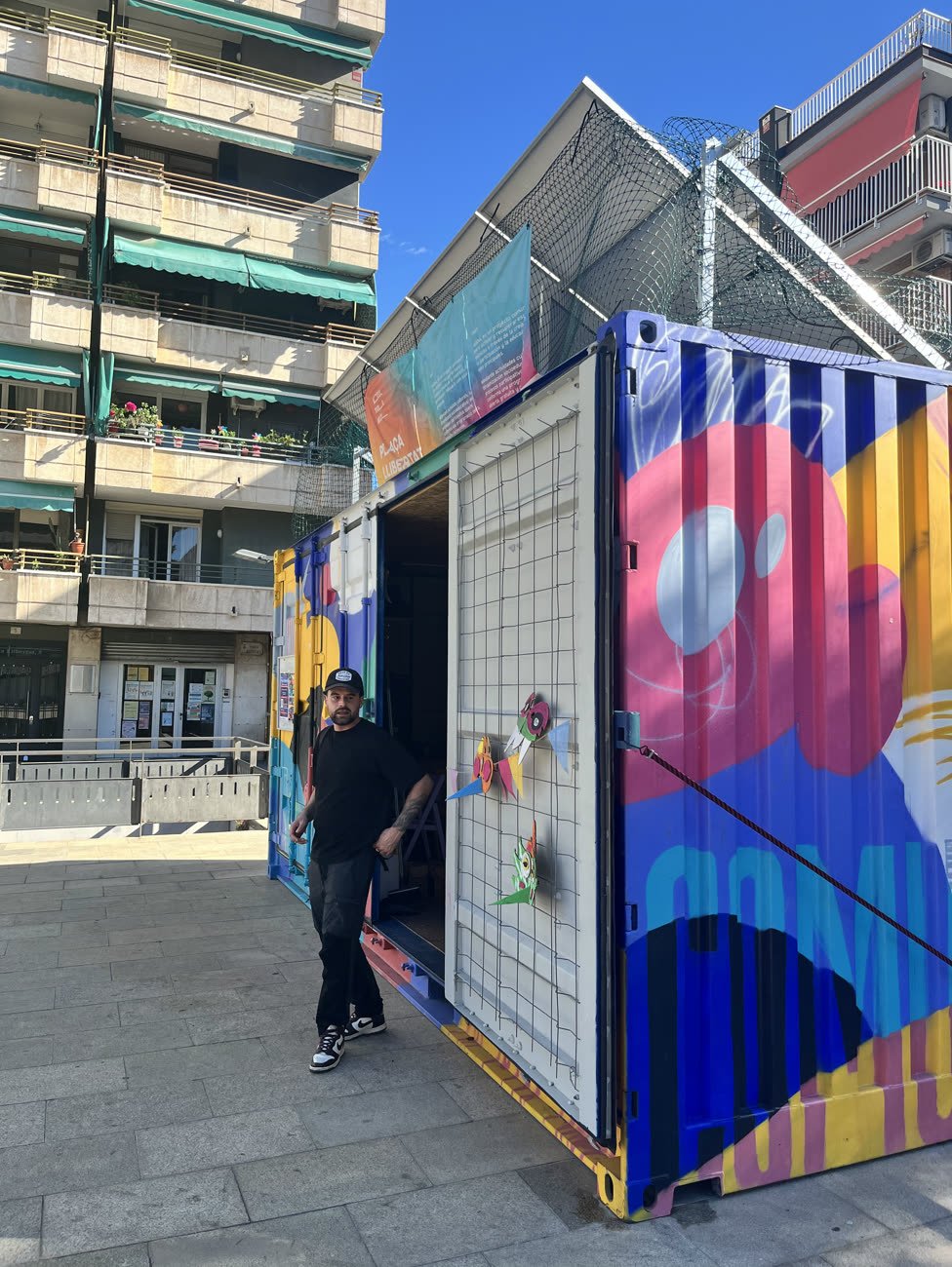 The Contorno Urbano container, working out in the plaza