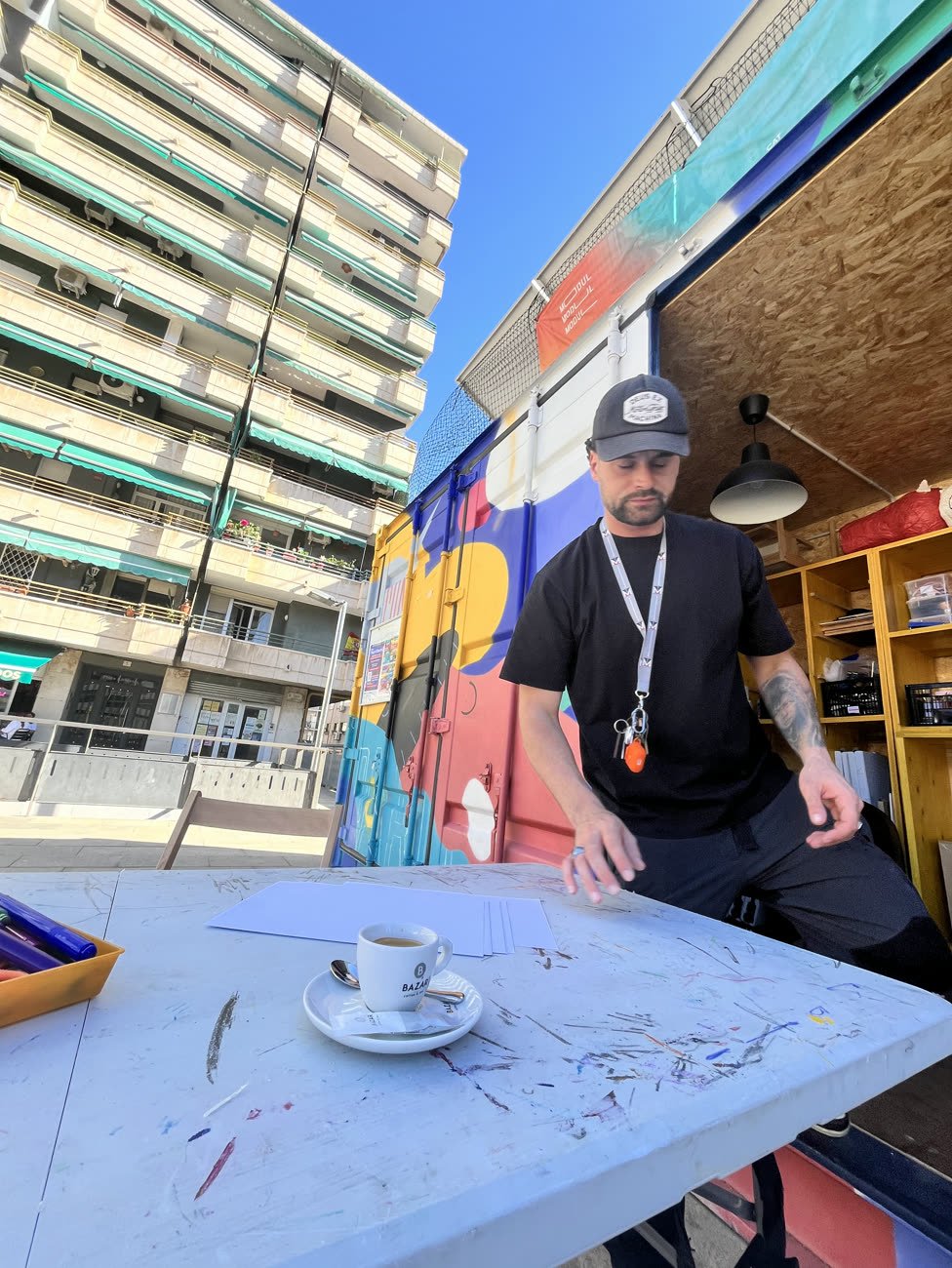 The Contorno Urbano container, working out in the plaza